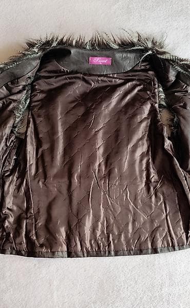 Braon prsluk od eko kože sa krznom - Model: bez rukava, V-izrez - na lalafo.rs — 4 Braon prsluk od eko kože sa krznom - Model: bez rukava, V-izrez - — 4