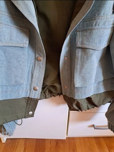 Zenska teksas jakna sa maslinasto zelenim detaljima, ukrasnim at lalafo.rs Zenska teksas jakna sa maslinasto zelenim detaljima, ukrasnim