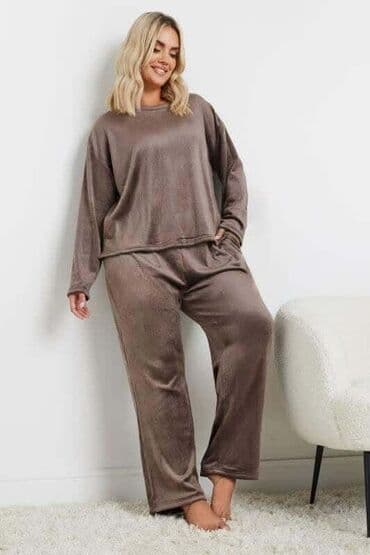 ZA PUNIJE DAME Plišani kompleti + ogrlica 2XL 3XL 4XL 5XL Cena : 3500 na lalafo.rs ZA PUNIJE DAME Plišani kompleti + ogrlica 2XL 3XL 4XL 5XL Cena : 3500