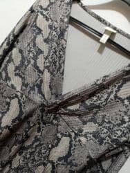 Kupljen u H&M. Nošen 2-3 puta. Nikakvo oštećenje. Veličina M na lalafo.rs Kupljen u H&M. Nošen 2-3 puta. Nikakvo oštećenje. Veličina M