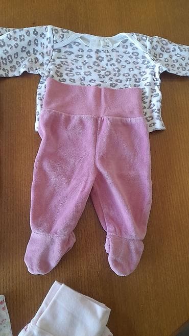 Komplet odeće za bebu (više komada, veličina 56) očuvane za na lalafo.rs — 4 Komplet odeće za bebu (više komada, veličina 56) očuvane za — 4