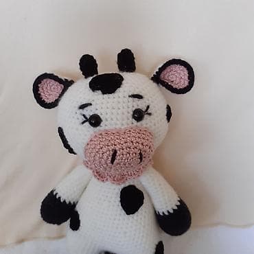 Ostale igračke: Ručno rađena gračka krava, heklana, bele boje sa crnim mrljama i na lalafo.rs — 2 Ostale igračke: Ručno rađena gračka krava, heklana, bele boje sa crnim mrljama i — 2