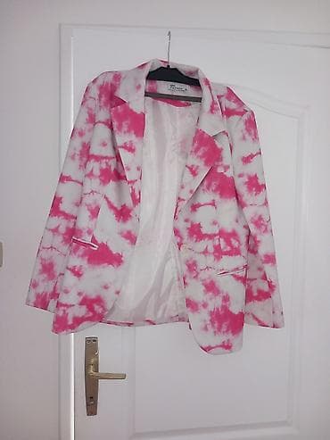 Ženski blejzer u beloj boji sa upadljivim pink tie-dye dezenom. Ovaj na lalafo.rs — 2 Ženski blejzer u beloj boji sa upadljivim pink tie-dye dezenom. Ovaj — 2