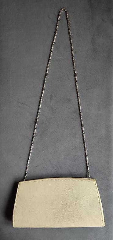 Bež torba, dimenzije 29x16cm,ima lanac kao kajš,nošena na lalafo.rs Bež torba, dimenzije 29x16cm,ima lanac kao kajš,nošena