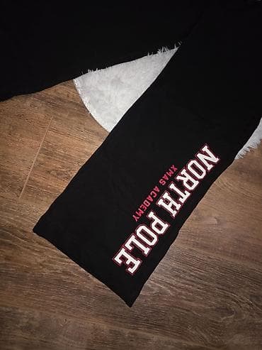 Crne široke trenerke OVS – “NORTH POLE XMAS ACADEMY” print vel.od 12 na lalafo.rs — 3 Crne široke trenerke OVS – “NORTH POLE XMAS ACADEMY” print vel.od 12 — 3