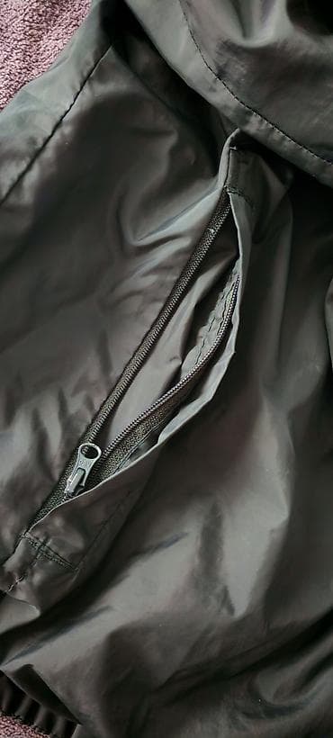 Zelena vodoodbojna duks/jakna sa kapuljačom, kupljena u vaikikiu - na lalafo.rs — 4 Zelena vodoodbojna duks/jakna sa kapuljačom, kupljena u vaikikiu - — 4