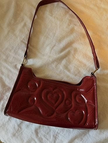 Lakovana bordo torbica preko ramena (baguette stil) - Materijal na lalafo.rs — 1 Lakovana bordo torbica preko ramena (baguette stil) - Materijal — 1