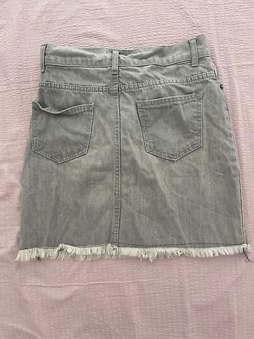 Siva teksas mini suknja sa „distressed” efektom. - Materijal na lalafo.rs — 2 Siva teksas mini suknja sa „distressed” efektom. - Materijal — 2