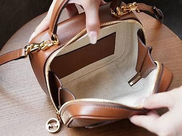 Kožna ženska torba – mini box/camera model, konjak braon - Materijal at lalafo.rs — 2 Kožna ženska torba – mini box/camera model, konjak braon - Materijal — 2