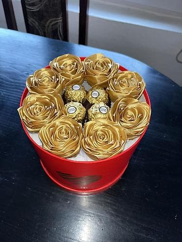 Elegantna poklon kutija sa aranžmanom u crvenoj okrugloj kutiji na lalafo.rs Elegantna poklon kutija sa aranžmanom u crvenoj okrugloj kutiji