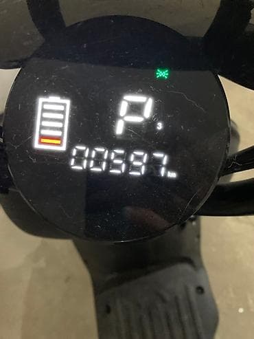 Električni skuter – sivo/bež boja, sa koferom pozadi i dvosed na lalafo.rs — 2 Električni skuter – sivo/bež boja, sa koferom pozadi i dvosed — 2