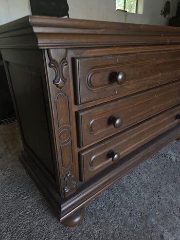 Stilske komode: Elegantna drvena komoda sa tri prostrane fioke, idealna za odlaganje na lalafo.rs — 7 Stilske komode: Elegantna drvena komoda sa tri prostrane fioke, idealna za odlaganje — 7