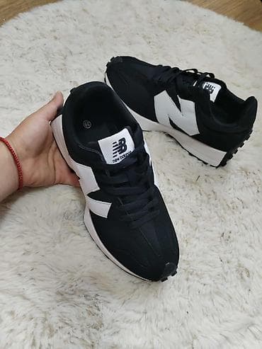 Patike New Balance 327 u crnoj boji sa belim "N" logom sa strane na lalafo.rs — 4 Patike New Balance 327 u crnoj boji sa belim "N" logom sa strane — 4