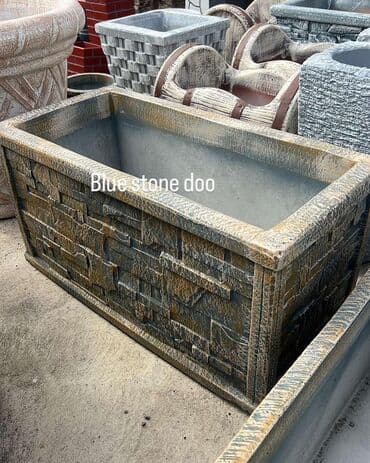 Pravougaona betonska žardinjera sa teksturom kamena. - Materijal na lalafo.rs Pravougaona betonska žardinjera sa teksturom kamena. - Materijal