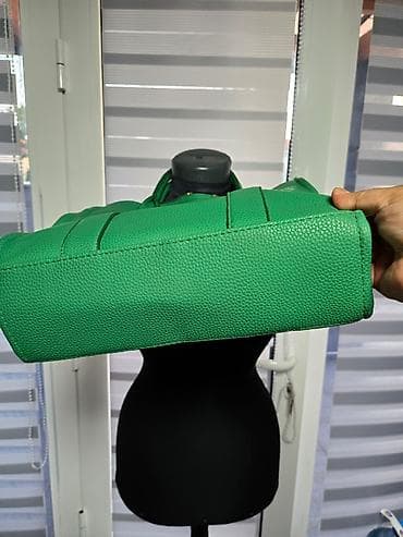 Zelena tote torba “THE TOTE BAG” od teksturirane eko-kože. Prostran at lalafo.rs — 2 Zelena tote torba “THE TOTE BAG” od teksturirane eko-kože. Prostran — 2