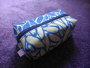 Neseser, kvadratnog oblika, dimenzije 9x7x18cm. Izrađen od tekstila na lalafo.rs — 2 Neseser, kvadratnog oblika, dimenzije 9x7x18cm. Izrađen od tekstila — 2