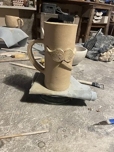 Ručno rađena keramička šolja sa reljefnim brkovima - Materijal na lalafo.rs Ručno rađena keramička šolja sa reljefnim brkovima - Materijal