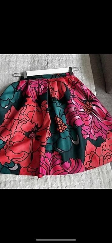 Ženska suknja A-kroja sa upečatljivim cvetnim printom. - Model na lalafo.rs — 1 Ženska suknja A-kroja sa upečatljivim cvetnim printom. - Model — 1