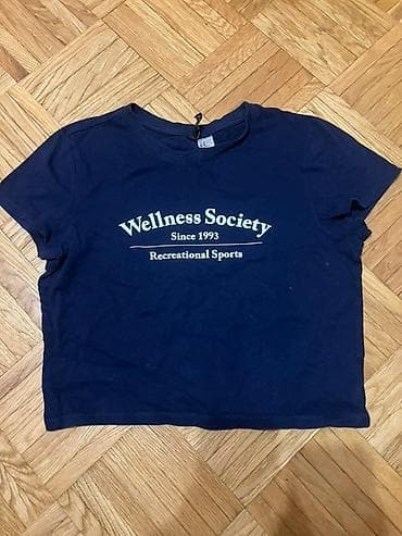 kom sa etiketom: Tamno plava kratka majica sa printom “Wellness Society – Since 1993 – at lalafo.rs — 1 kom sa etiketom: Tamno plava kratka majica sa printom “Wellness Society – Since 1993 – — 1