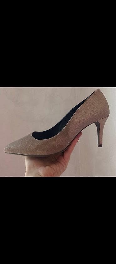 Na prodaju cipele u veličini 39. Nenošenebez kutije na lalafo.rs Na prodaju cipele u veličini 39. Nenošenebez kutije