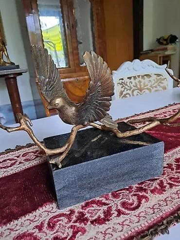 Ptica i grana od bronze na mermernom postolju. Ukupna visina 21cm na lalafo.rs — 1 Ptica i grana od bronze na mermernom postolju. Ukupna visina 21cm — 1