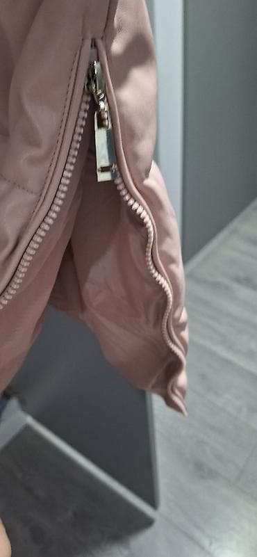 Duga ženska pufnast prsluk sa kapuljačom – puder roze boja. - Model na lalafo.rs — 6 Duga ženska pufnast prsluk sa kapuljačom – puder roze boja. - Model — 6