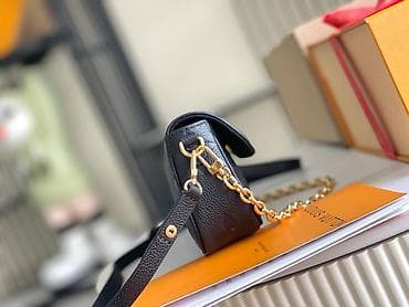 dve suknje po: Crna kožna torbica sa reljefnim Monogram uzorkom. Kompaktnog na lalafo.rs — 4 dve suknje po: Crna kožna torbica sa reljefnim Monogram uzorkom. Kompaktnog — 4