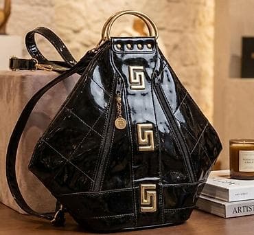 Torba od lak kože u piramidalnoj silueti, elegantnog dizajna sa na lalafo.rs Torba od lak kože u piramidalnoj silueti, elegantnog dizajna sa