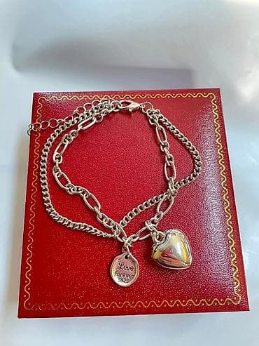 Narukvica sa privescima žig 925
Cena:1000din na lalafo.rs — 2 Narukvica sa privescima žig 925
Cena:1000din — 2