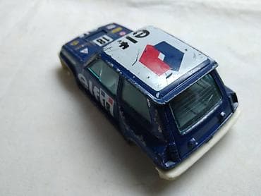 kom sa etiketom: 1.Burago Renault 5 Turbo Italy, 1;43,fale tockovi, oštećen. 2.Burago at lalafo.rs — 3 kom sa etiketom: 1.Burago Renault 5 Turbo Italy, 1;43,fale tockovi, oštećen. 2.Burago — 3