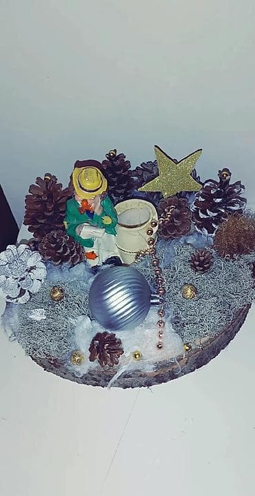 Ručni novogodišnji/dekorativni aranžman na drvenom panju. - Baza na lalafo.rs — 3 Ručni novogodišnji/dekorativni aranžman na drvenom panju. - Baza — 3