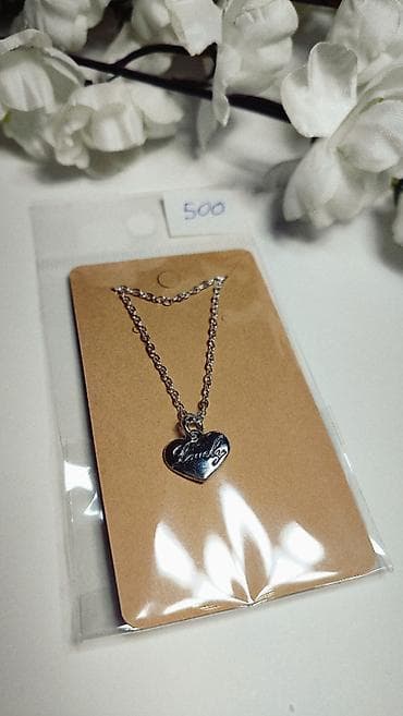 Srebrnasti lančić sa priveskom u obliku srca. Na privesku je ugraviran na lalafo.rs Srebrnasti lančić sa priveskom u obliku srca. Na privesku je ugraviran