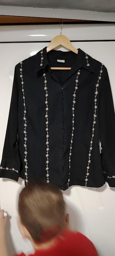 zenske broj: Crna ženska košulja sa vezom - Klasičan kroj sa kragnom i dugmadima at lalafo.rs — 2 zenske broj: Crna ženska košulja sa vezom - Klasičan kroj sa kragnom i dugmadima — 2