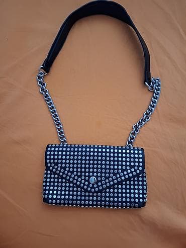 Ženska torbica sa nitnama i lancem - Model: mala crossbody/ramena na lalafo.rs Ženska torbica sa nitnama i lancem - Model: mala crossbody/ramena