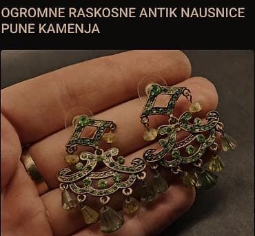 Antik viseće minđuše sa bogatim ukrasima i mnoštvom zelenih kamenčića na lalafo.rs — 1 Antik viseće minđuše sa bogatim ukrasima i mnoštvom zelenih kamenčića — 1