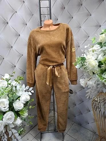 Ženski komplet – duks i pantalone od mekane somot/pliš tkanine. - na lalafo.rs Ženski komplet – duks i pantalone od mekane somot/pliš tkanine. -