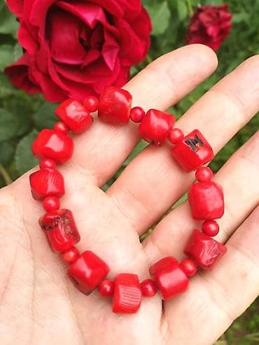 Narukvica od Crvenlh Korala Narukvica od Crvenlh Korala. Rastegljiva na lalafo.rs — 5 Narukvica od Crvenlh Korala Narukvica od Crvenlh Korala. Rastegljiva — 5