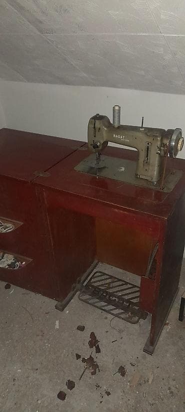 Bagat šivaća mašina “bagat” u originalnom drvenom stolu sa pedalom. - na lalafo.rs — 1 Bagat šivaća mašina “bagat” u originalnom drvenom stolu sa pedalom. - — 1