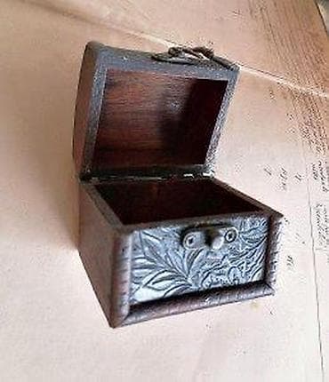 Mali drveni kovčežić. Mali drveni kovčežić sa metalnim šarkama i na lalafo.rs — 9 Mali drveni kovčežić. Mali drveni kovčežić sa metalnim šarkama i — 9