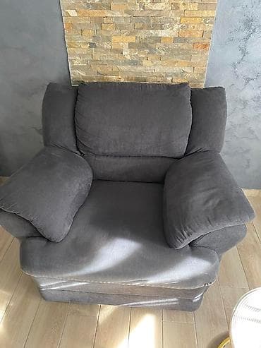 igrice za ps3: Prostrana tapacirana fotelja u tamnosivoj boji. - Duboko, široko na lalafo.rs — 2 igrice za ps3: Prostrana tapacirana fotelja u tamnosivoj boji. - Duboko, široko — 2