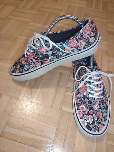 Vans tenisice – model s floralnim printom UG 24, 5cm - Klasičan Vans na lalafo.rs — 3 Vans tenisice – model s floralnim printom UG 24, 5cm - Klasičan Vans — 3