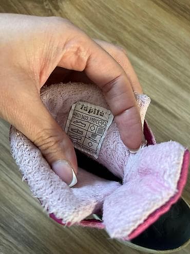 Prodajem očuvane tople i udobne čizme za devojcicu. Veličina 24 na lalafo.rs — 3 Prodajem očuvane tople i udobne čizme za devojcicu. Veličina 24 — 3