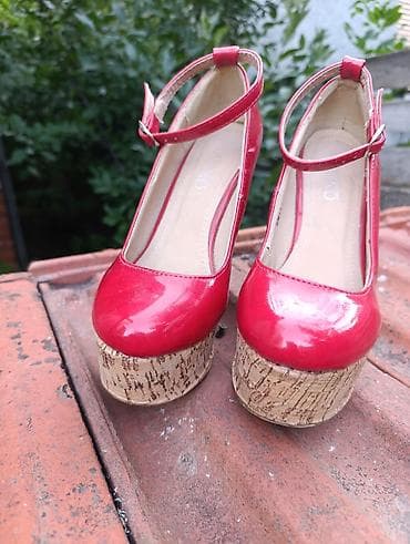 Salonke lakovane,gaziste 22,5 cm,visina platforme 13 cm,par puta na lalafo.rs — 3 Salonke lakovane,gaziste 22,5 cm,visina platforme 13 cm,par puta — 3