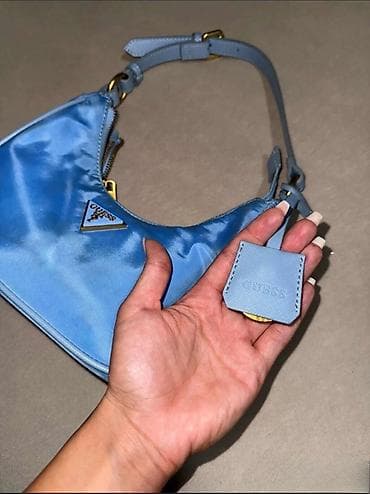 GUESS mini torbica – svetloplava - Materijal: glatka satenska tkanina na lalafo.rs — 1 GUESS mini torbica – svetloplava - Materijal: glatka satenska tkanina — 1