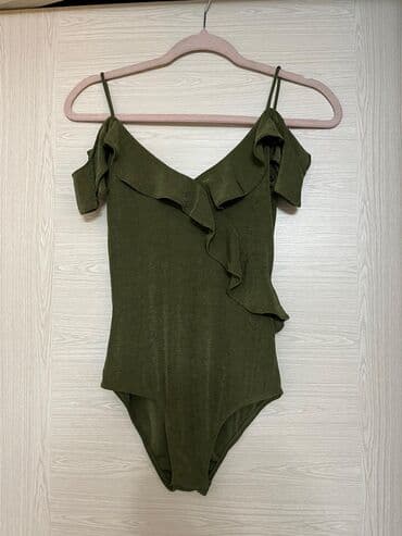 Ženski jednodelni kupaći kostim u maslinasto zelenoj boji. Model sa na lalafo.rs Ženski jednodelni kupaći kostim u maslinasto zelenoj boji. Model sa