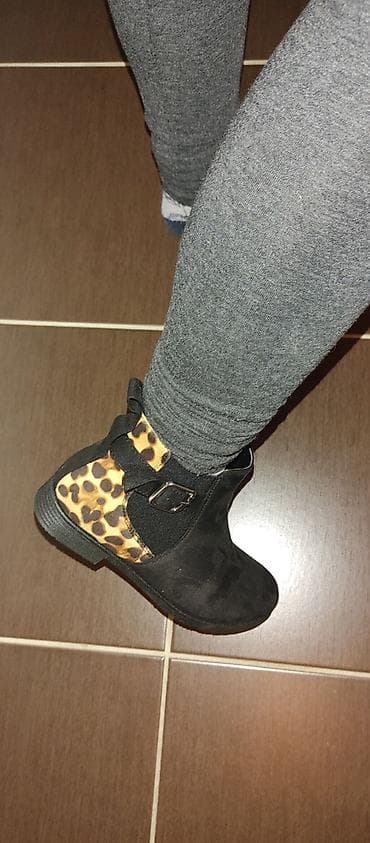 Zenske čizme do članaka, crne sa detaljima u leopard printu. - Model na lalafo.rs — 2 Zenske čizme do članaka, crne sa detaljima u leopard printu. - Model — 2