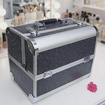 Elegantan i praktičan kofer za šminku u crnoj boji sa srebrnim na lalafo.rs Elegantan i praktičan kofer za šminku u crnoj boji sa srebrnim