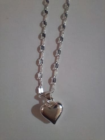 Accessories: Ogrlica srebrne boje sa priveskom u obliku srca. Lanac je izrađen od at lalafo.rs — 2 Accessories: Ogrlica srebrne boje sa priveskom u obliku srca. Lanac je izrađen od — 2