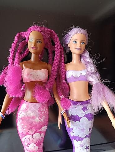 Set od 2 lutke sirene sa dugom kosom u jarkim bojama. - Modeli: jedna na lalafo.rs Set od 2 lutke sirene sa dugom kosom u jarkim bojama. - Modeli: jedna