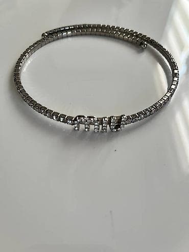 Miu Miu kristalna narukvica s logotipom - Elegantna, savitljiva na lalafo.rs — 3 Miu Miu kristalna narukvica s logotipom - Elegantna, savitljiva — 3